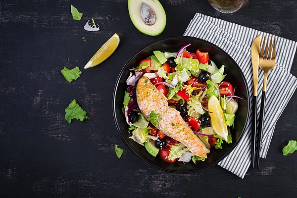 Filé Peixe Salmão Assado Alface Verde Fresca Tomate Abacate Azeitonas Imagens De Bancos De Imagens