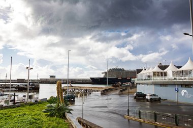 FUNCHAL, MADEIRA ADASI - 20 Şubat 2022 Madeira Limanı. Rıhtımda gemi gemisi var. Funchal Şehri