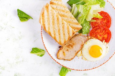 Domuz dilimli yumurta, domates ve tost. Lezzetli İngiliz Kahvaltısı. Brunch olsun. Üst görünüm, genel görünüm