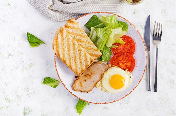 Gebakken Met Plak Varkensvlees Tomaten Toast Heerlijk Engels Ontbijt Een — Stockfoto