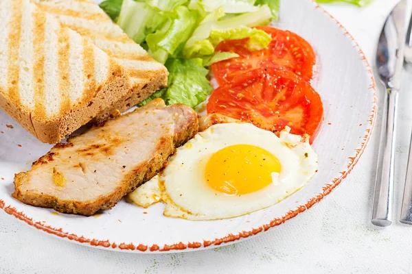 Domuz dilimli yumurta, domates ve tost. Lezzetli İngiliz Kahvaltısı. Kahvaltı..