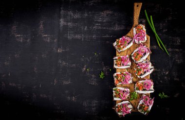 Çavdar ekmekli sandviç, ançüezli ringa balığı, soğan ve domates sosu. Üst görünüm, yukarıda