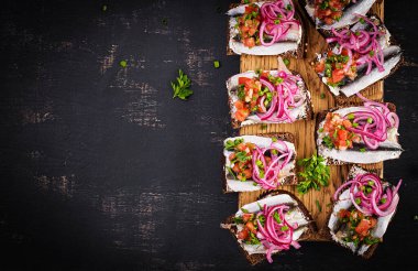 Çavdar ekmekli sandviç, ançüezli ringa balığı, soğan ve domates sosu. Üst görünüm, yukarıda