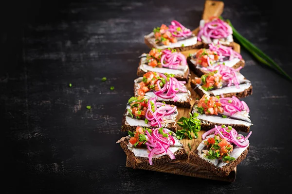 Sandwiches Rye Bread Anchovy Herring Onions Tomatoes Salsa Top View — Fotografia de Stock