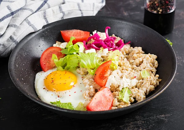 Breakfast Oatmeal Porridge Fried Egg Tomatoes Lettuce Healthy Balanced Food —  Fotos de Stock