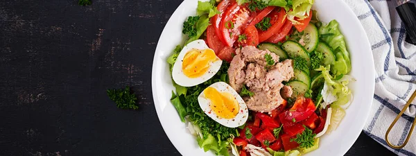 Tuna Fish Salad Lettuce Tomatoes Cucumber Boiled Egg Sweet Pepper — стоковое фото