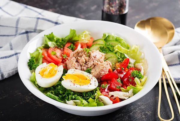 Tuna Fish Salad Lettuce Tomatoes Cucumber Boiled Egg Sweet Pepper — Fotografia de Stock