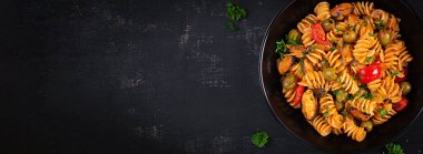 Klasik İtalyan usulü, midyeli, yeşil zeytinli ve kaparili fusilli makarna. Marinara soslu Fusilli makarna. Üst görünüm, afiş