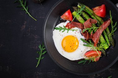 Kuşkonmaz, domates ve pastırmalı sahanda yumurta. Yararlı bir kahvaltı. Üst görünüm, genel görünüm