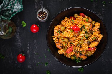 Klasik İtalyan usulü, midyeli, yeşil zeytinli ve kaparili fusilli makarna. Marinara soslu Fusilli makarna. Üst görünüm, genel görünüm