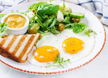 İngiliz kahvaltısı - kızarmış yumurta, peynir, salatalık, zeytin ve ıspanak. Amerikan yemekleri..