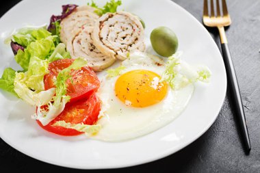 Kızarmış yumurta, etli tavuk, zeytin ve domates. Keto, paleo kahvaltısı. Ketojenik gıda.