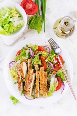 Kızarmış tavuk göğlü salata. Taze sebze salatası ve tavuk eti. Sağlıklı yemek menüsü. Diyet yemek. Üst manzara, düz uzanma