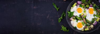 Kuşkonmaz, pırasa, ıspanak ve mantarlı sahanda yumurta. Yararlı bir kahvaltı. Üst görünüm, afiş