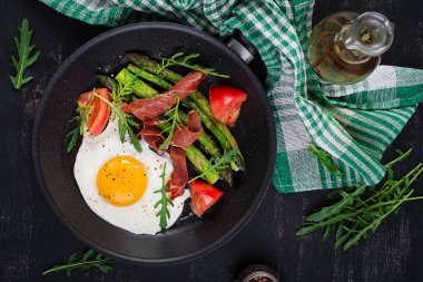 Kuşkonmaz, domates ve pastırmalı sahanda yumurta. Yararlı bir kahvaltı. Üst görünüm, genel görünüm