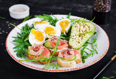 Tuzlu somonlu sandviç, haşlanmış yumurta ve avokado. Keto, ketojenik diyet kahvaltısı veya öğle yemeği..