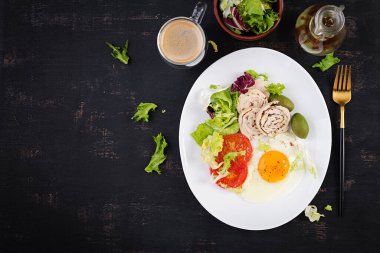 Kızarmış yumurta, etli tavuk, zeytin ve domates. Keto, paleo kahvaltısı. Ketojenik gıda. Üst görünüm, genel görünüm