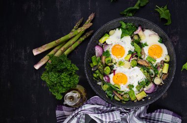 Kuşkonmaz, pırasa, ıspanak ve mantarlı sahanda yumurta. Yararlı bir kahvaltı. Üst görünüm, genel görünüm