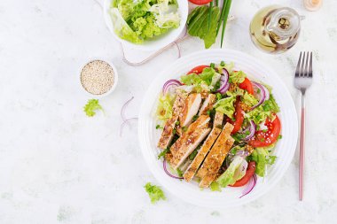 Kızarmış tavuk göğlü salata. Taze sebze salatası ve tavuk eti. Sağlıklı yemek menüsü. Diyet yemek. Üst manzara, düz uzanma