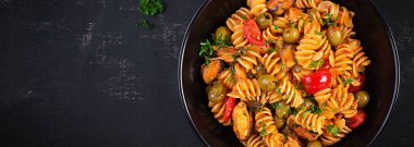 Klasik İtalyan usulü, midyeli, yeşil zeytinli ve kaparili fusilli makarna. Marinara soslu Fusilli makarna. Üst görünüm, afiş
