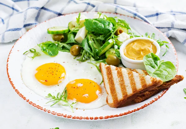 Англійські Яйця Сир Огірки Оливки Шпинат Американська Кухня — стокове фото