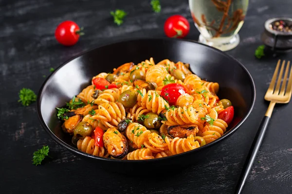 Classic Italian Pasta Fusilli Marinara Mussels Green Olives Capers Dark — Stockfoto
