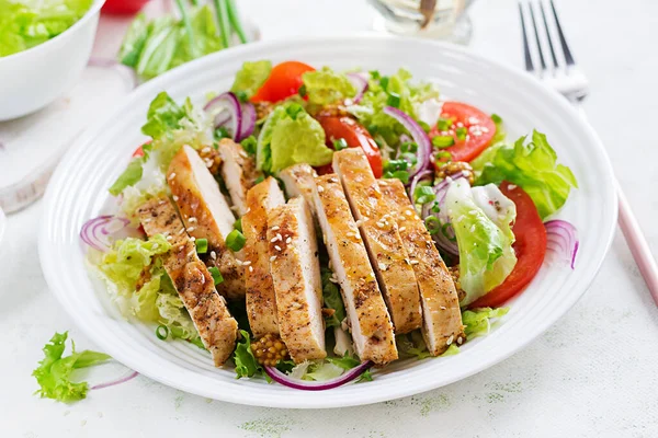 Salad Grilled Chicken Breast Fresh Vegetable Salad Chicken Meat Healthy — Fotografie, imagine de stoc