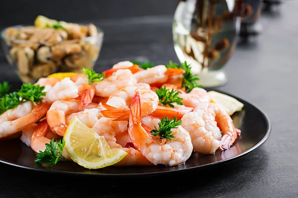 Shrimps Prawns Black Plate Boiled Shrimps Prawns Seafood — Foto Stock