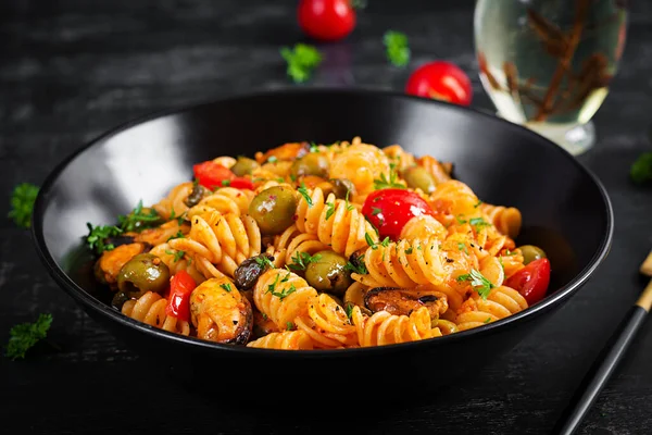 Classic Italian Pasta Fusilli Marinara Mussels Green Olives Capers Dark — Zdjęcie stockowe