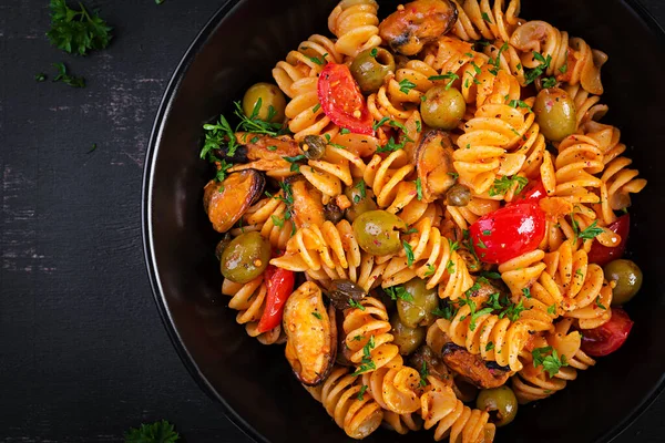 Massa Clássica Italiana Fusilli Marinara Com Mexilhões Azeitonas Verdes Alcaparras — Fotografia de Stock