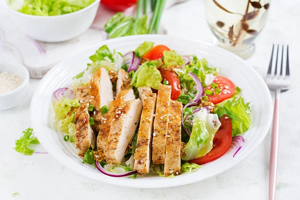 Salada Com Peito Frango Grelhado Salada Legumes Fresca Com Carne — Fotografia de Stock