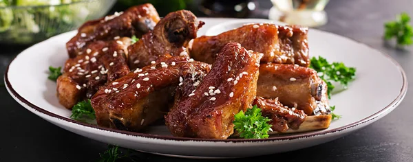 Heerlijke Gebarbecuede Spareribs Plaat Donkere Achtergrond Lekker Bbq Vlees Banner — Stockfoto