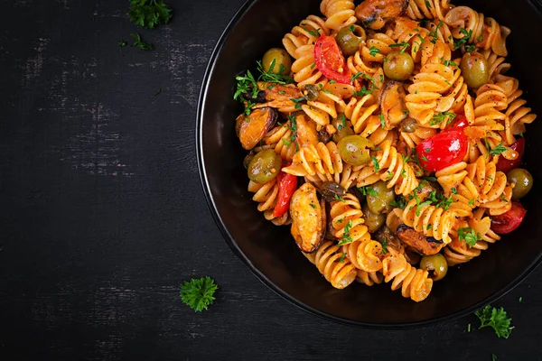 Massa Clássica Italiana Fusilli Marinara Com Mexilhões Azeitonas Verdes Alcaparras — Fotografia de Stock