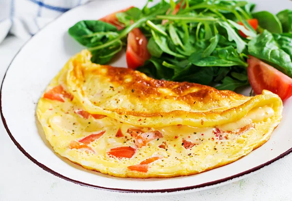 Omelette Aux Tomates Salade Sur Assiette Blanche Frittata Omelette Italienne — Photo