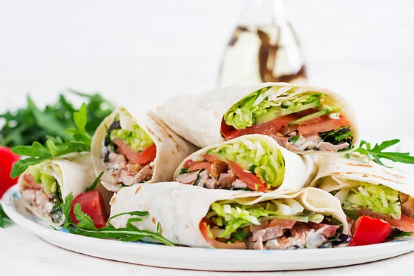 Burritos Wraps Mit Rindfleisch Und Gemüse Auf Hellem Hintergrund Rindfleischtortilla — Stockfoto