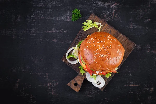 Hamburger Csirkehússal Sajttal Paradicsommal Uborkával Salátával Fából Készült Háttérrel Finom — Stock Fotó