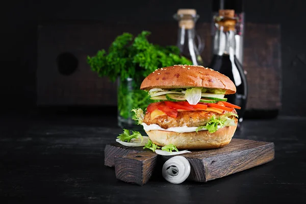 Hamburger Chicken Burger Meat Cheese Tomato Cucumber Lettuce Wooden Background — Stok fotoğraf