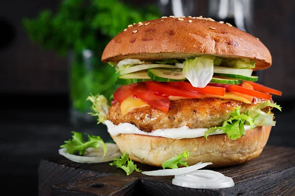 Hamburger Chicken Burger Meat Cheese Tomato Cucumber Lettuce Wooden Background — Photo