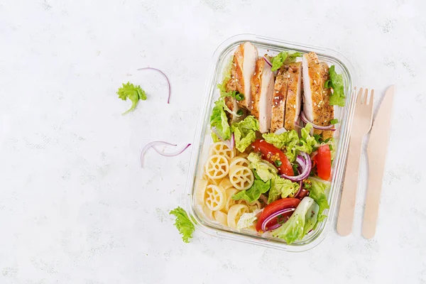 Lunchbox Lunch Box Grilled Chicken Fillet Pasta Salad Fresh Vegetables — Stock Photo, Image