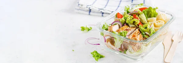 Обідня Скринька Обідня Коробка Курячим Філе Салатом Макаронами Свіжими Овочами — стокове фото