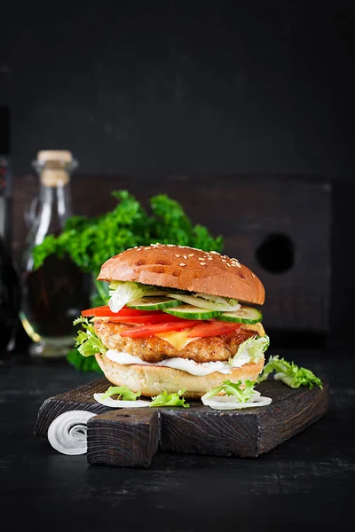 Hamburger Chicken Burger Meat Cheese Tomato Cucumber Lettuce Wooden Background —  Fotos de Stock