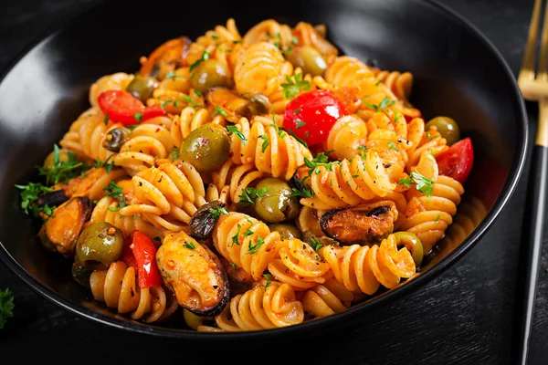 Classic Italian Pasta Fusilli Marinara Mussels Green Olives Capers Dark — Foto de Stock