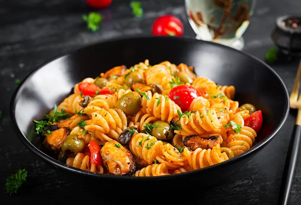 Classic Italian Pasta Fusilli Marinara Mussels Green Olives Capers Dark — Stockfoto