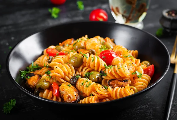 Klasik Talyan Usulü Midyeli Yeşil Zeytinli Kaparili Fusilli Makarna Marinara — Stok fotoğraf