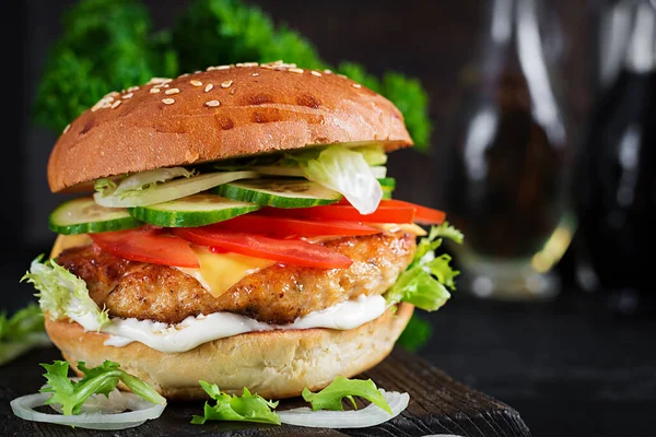 Hamburger Kuřecím Masem Sýrem Rajčaty Okurkou Salátem Dřevěném Pozadí Chutný — Stock fotografie