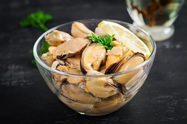 Delicious Mussel Meat Lemon Fresh Parsley Dark Background — ストック写真