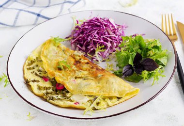 Ketogenik diyet kahvaltısı. Kızartılmış omlet ve taze salata..