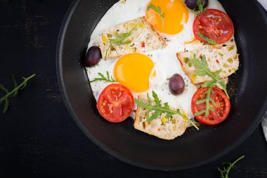 Yağda yumurta, köfte ve domates. Keto, paleo kahvaltısı. Üst manzara, düz uzanma