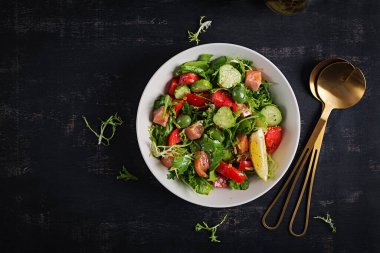 Tuzlu somon balığı, limon, salatalık, zeytin, domates, yeşil marul salatası ve ballı hardal soslu ketojenik salata. Sağlıklı beslenme eğilimi. Üst görünüm