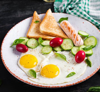 İngiliz kahvaltısı, sahanda yumurta, sosis, salatalık ve tost. Amerikan yemekleri..